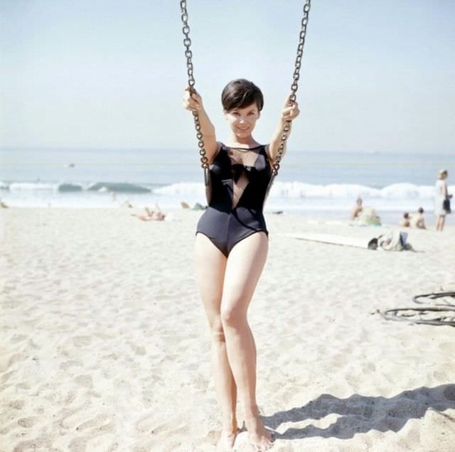 Adorable Photos of ‘Batgirl’ Yvonne Craig in Bikini from the 1960s Celebrities