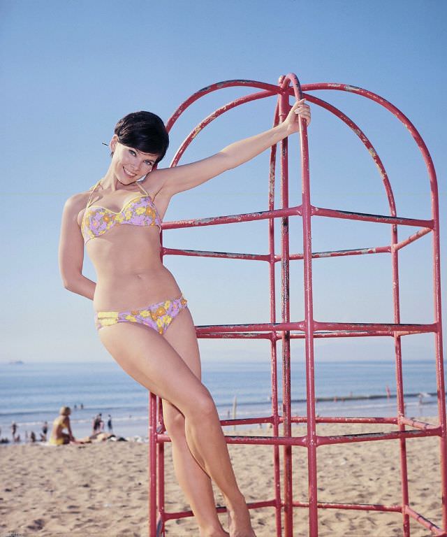 Adorable Photos of ‘Batgirl’ Yvonne Craig in Bikini from the 1960s Celebrities