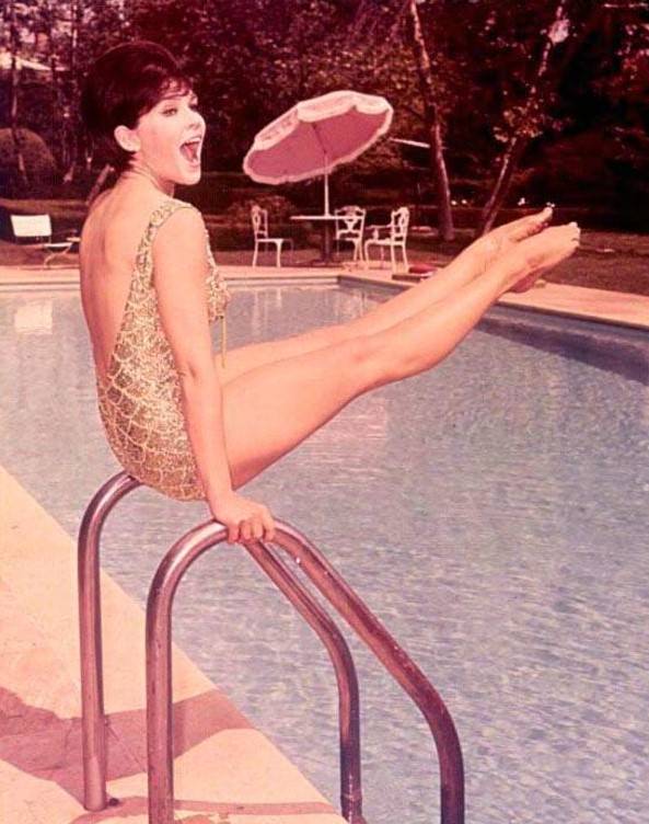 Adorable Photos of ‘Batgirl’ Yvonne Craig in Bikini from the 1960s Celebrities