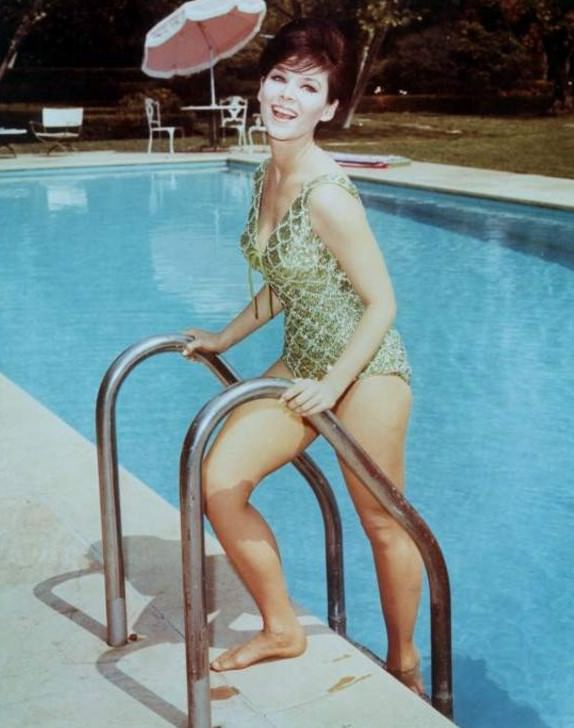 Adorable Photos of ‘Batgirl’ Yvonne Craig in Bikini from the 1960s Celebrities