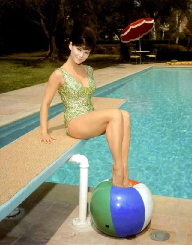 Adorable Photos of ‘Batgirl’ Yvonne Craig in Bikini from the 1960s Celebrities