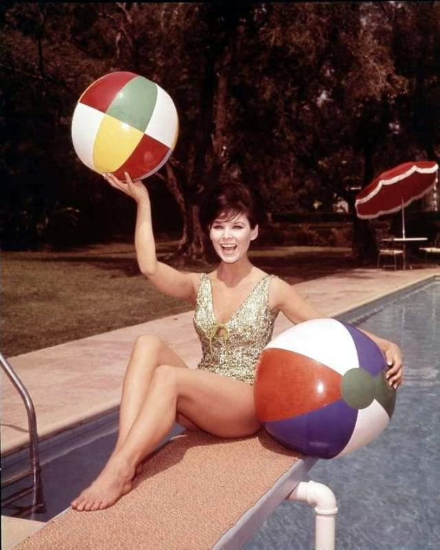 Adorable Photos of ‘Batgirl’ Yvonne Craig in Bikini from the 1960s Celebrities