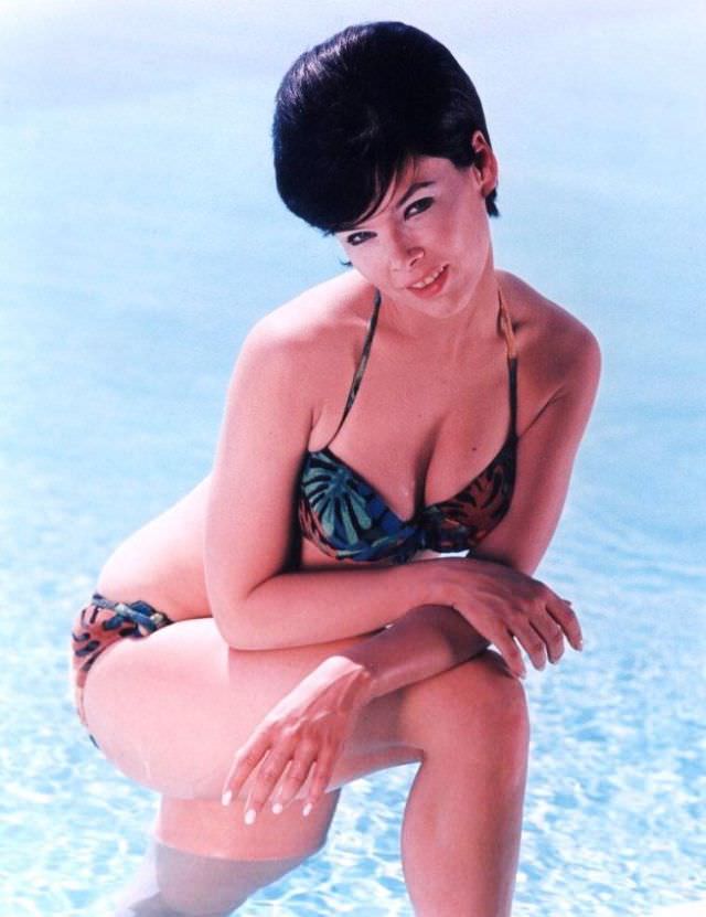 Adorable Photos of ‘Batgirl’ Yvonne Craig in Bikini from the 1960s Celebrities