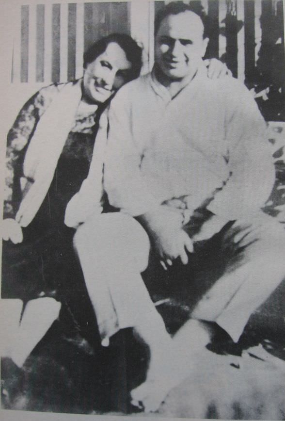 #2 Al Capone with his mother, Teresa.