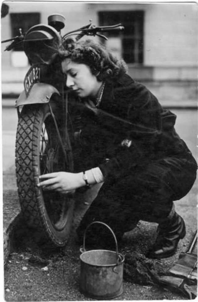 The Wrens on Wheels: Britain’s Female Dispatch Riders During World War II Vehicles &; Transportation