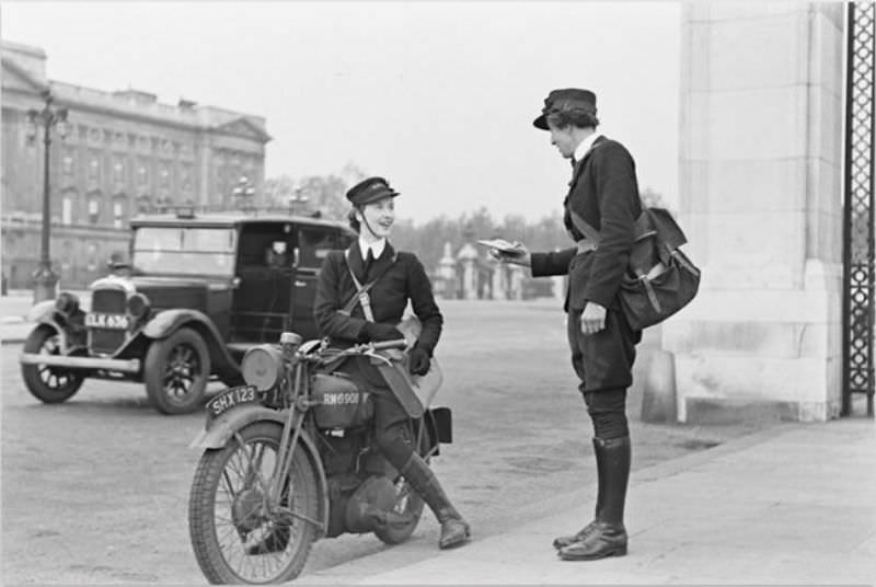 The Wrens on Wheels: Britain’s Female Dispatch Riders During World War II Vehicles &; Transportation