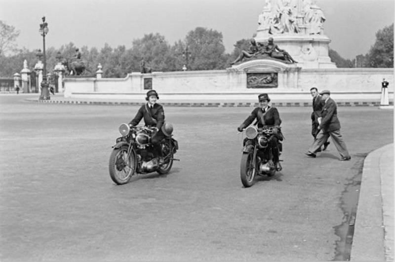 The Wrens on Wheels: Britain’s Female Dispatch Riders During World War II Vehicles &; Transportation
