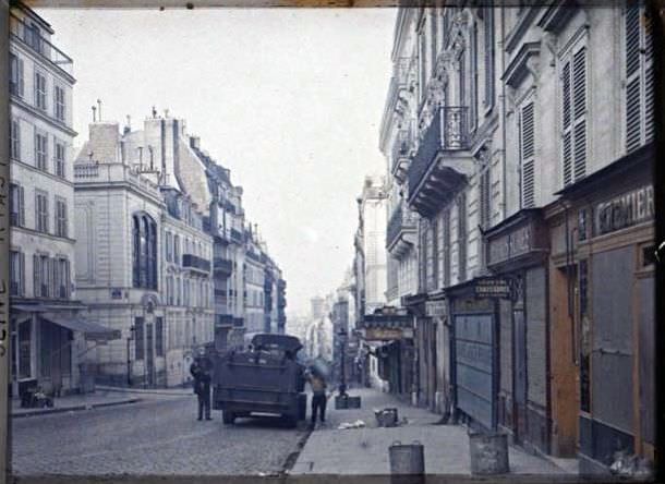 Rue des Martyrs towards Notre-Dame-de-Lorette, with left rue de la Tour d’Auvergne by Stéphane Passet