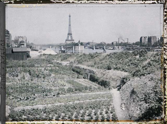 Gardens, quai d’Auteuil (current quai Louis Bleriot), opposite the Pont de Grenelle and the Statue of Liberty by Leon Auguste