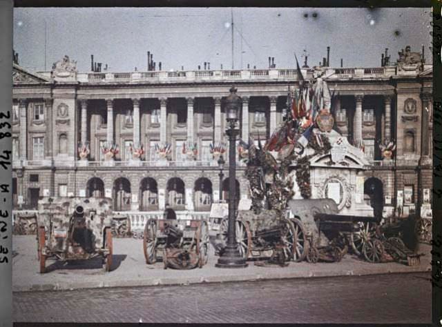 A Colorful Look Back: Street Scenes of Paris in the Early 1900s Colorization