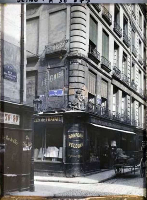 Old sign at the corner of Nonnains-d’Hyères street and the Hotel de Ville.
