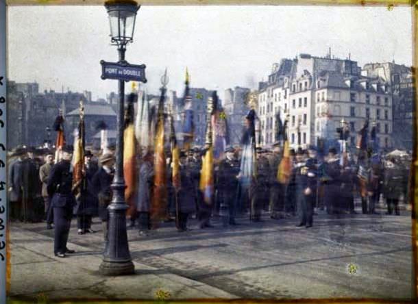 Parade of foreign delegations on the deck of Double for the funeral of Marshal Foch, view taken towards the quai de Montebello.