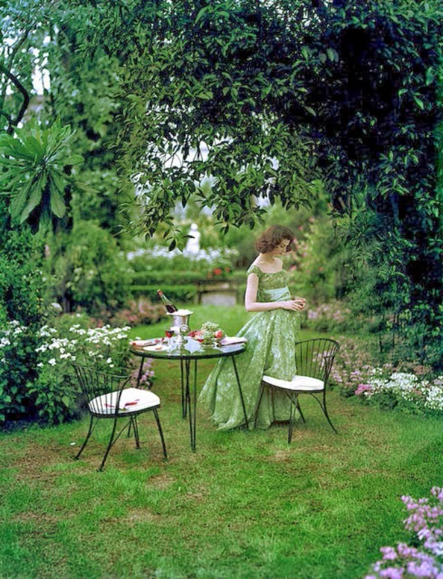 Beyond the Pose: The Art of the Fashion Photoshoot in 1950s Vogue and Harper’s Bazaar Fashion &; Cul