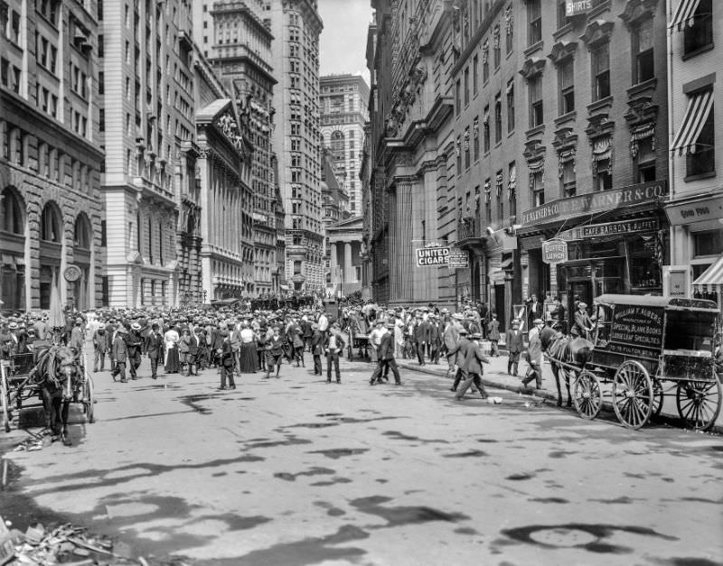 #32 The Curb Market, Broad Street, New York, 1910s.