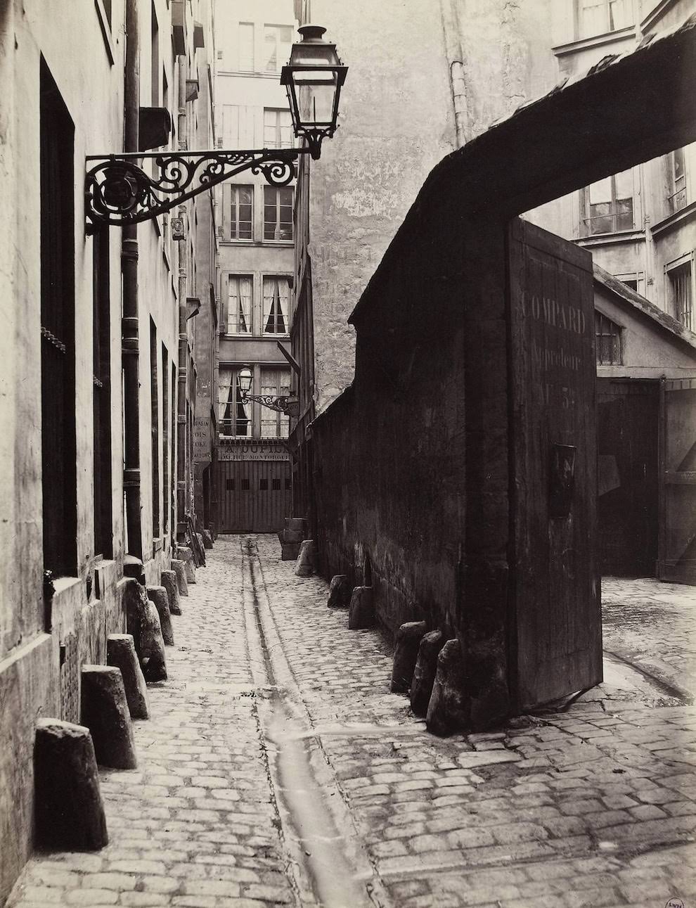 #7 Impasse de la Bouteille from the rue Montorgueil, 1865–68.