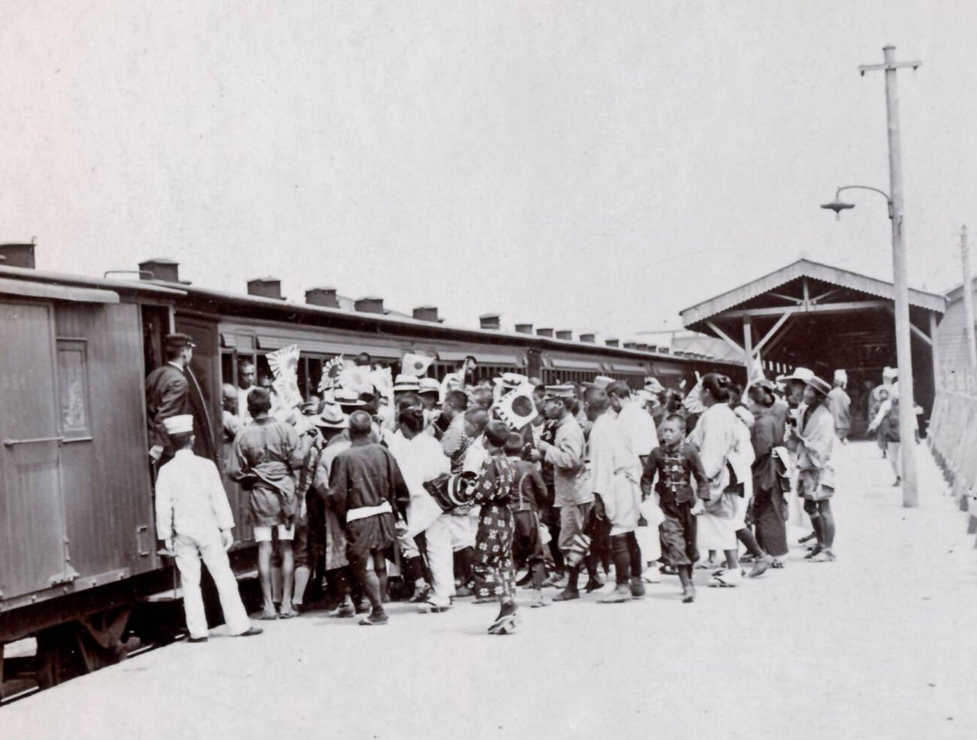 #31 Parents and friends seeing off departing soldiers during the Russo-Japanese War, 1900s.