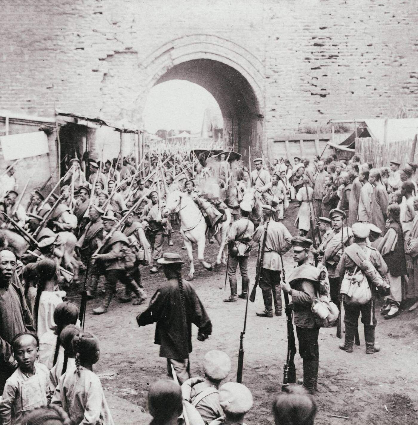 #7 Soldiers of the Russian empire passing through the gates of Mukden, Manchuria, 1905.