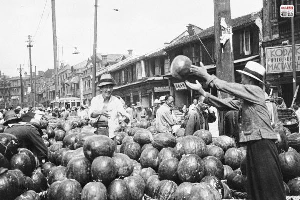 #14 1930s of the 20th century, Shanghai became China’s number one metropolis. With the exception of Shanghai, the majority of China still hovered on the brink of destruction founded on a natural economy. Photo is of 1936 September 19, of Chinese laborers on the docks unloading watermelons to be sold.