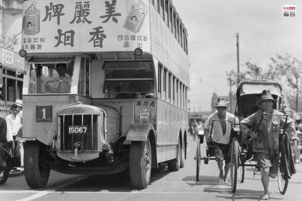 #16 In the 1930s and 1940s of the 20th century, Shanghai’s advertising and media industry had already developed to a very high level, yet another piece of evidence of Shanghai’s flourishing commercial trade at the time. Photo is of the Shanghai Bund in 1935, where public buses were “invaded and taken over” by all types of advertisements.