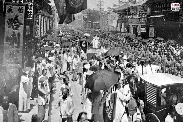 #2 Photo is of 1906, Shanghai’s business street. At the time, Shanghai had already become the most bustling city in China’s East and even the entire country, with flourishing commerce.