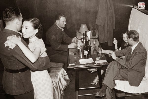 #21 Photo is of not long after the end of the War of Resistance, of a dancing girl and a soldier dancing. There were still many foreign soldiers in the bars. Shanghai became an international city where foreigners could be seen everywhere.