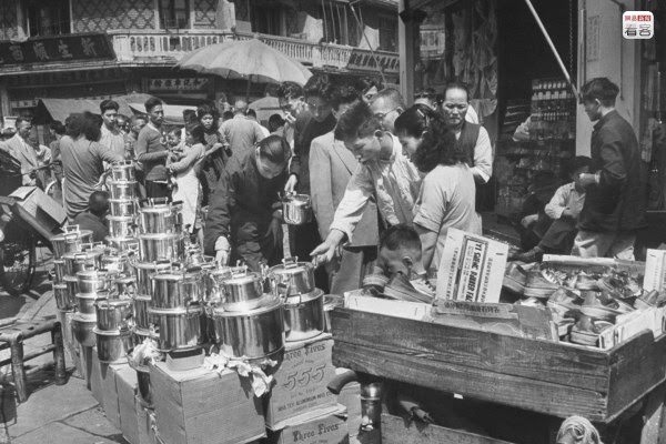 #23 1949 May 1, at the Shanghai market bazaar, vendors selling “555″ branded pots. Soon after on May 14, Shanghai was surrounded and the Kuomingtang too started to retreat.