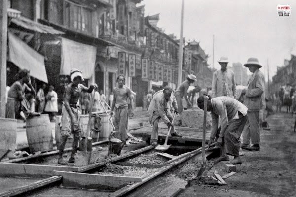 #5 1907, workers for The Shanghai Electric Construction Co. Ltd. on Nanjing Road laying streetcar trolley rails. This was Shanghai’s first railed streetcar line, that ran mostly along the business street, from Jingan Temple to the Shanghai Club Building, a total of 6.04 kilometers, its main stop located at the Shanghai Club Building.