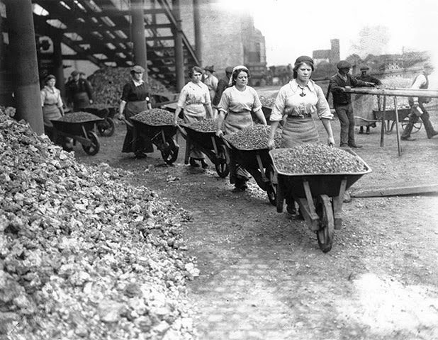 Female construction workers push wheelbarrows loaded with earth in Coventry during the First World War.