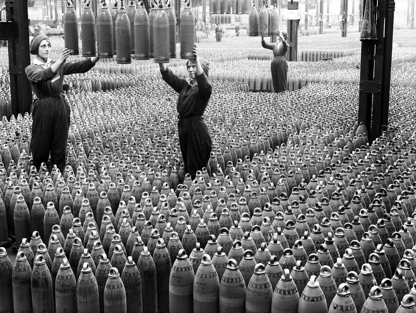 #32 Women workers at shell filling factory in Nottinghamshire, UK during World War I, 1917.