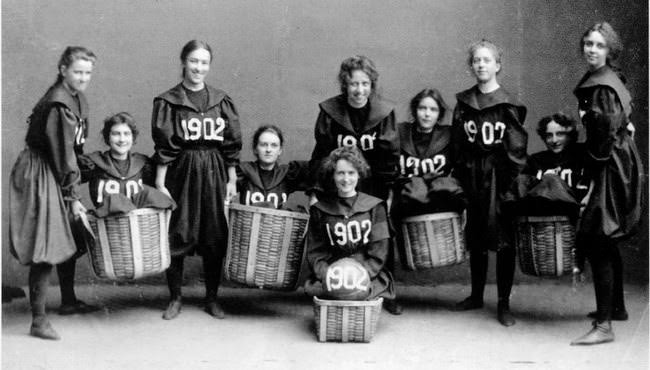 #17 The first women’s basketball team from Smith College, 1902.