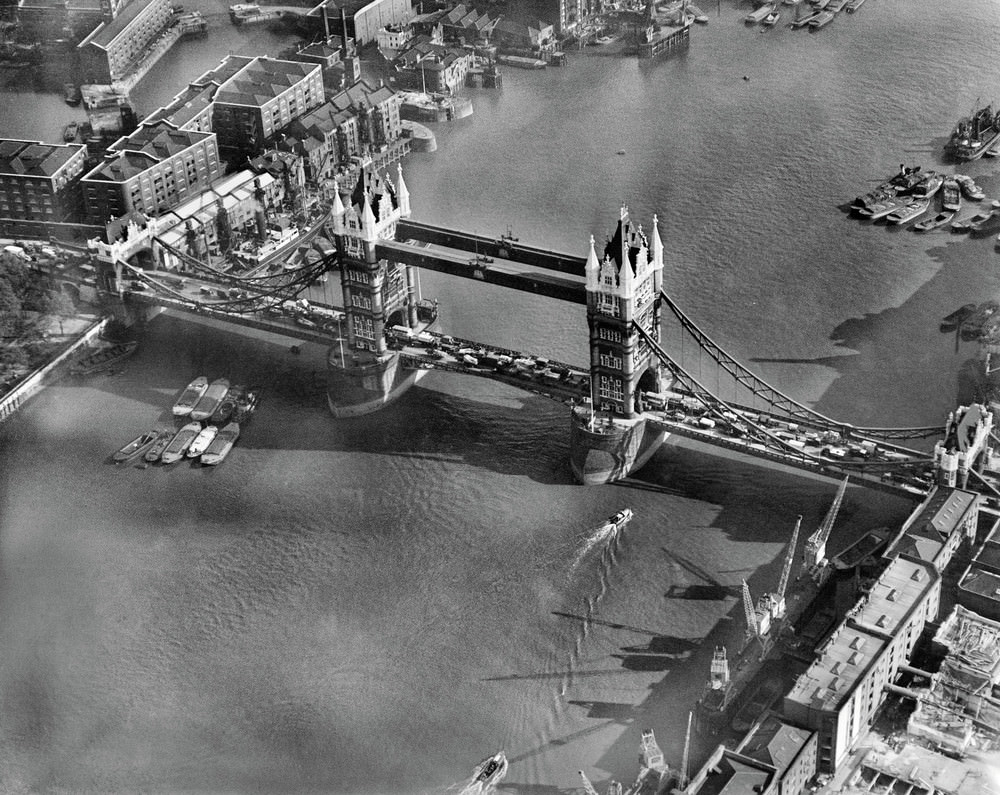 #10 What at first glance stands out as a stunning view of one of London’s most recognisable structures becomes more intriguing on closer examination.