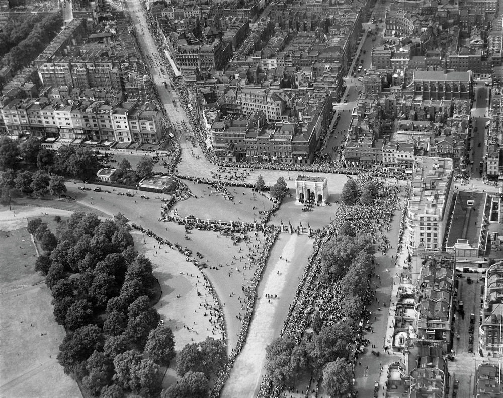 #5 Crowds line the streets of Edgware Road, Hyde Park Corner and Park Lane for the homecoming procession of Edward Prince of Wales – the future King Edward VIII.