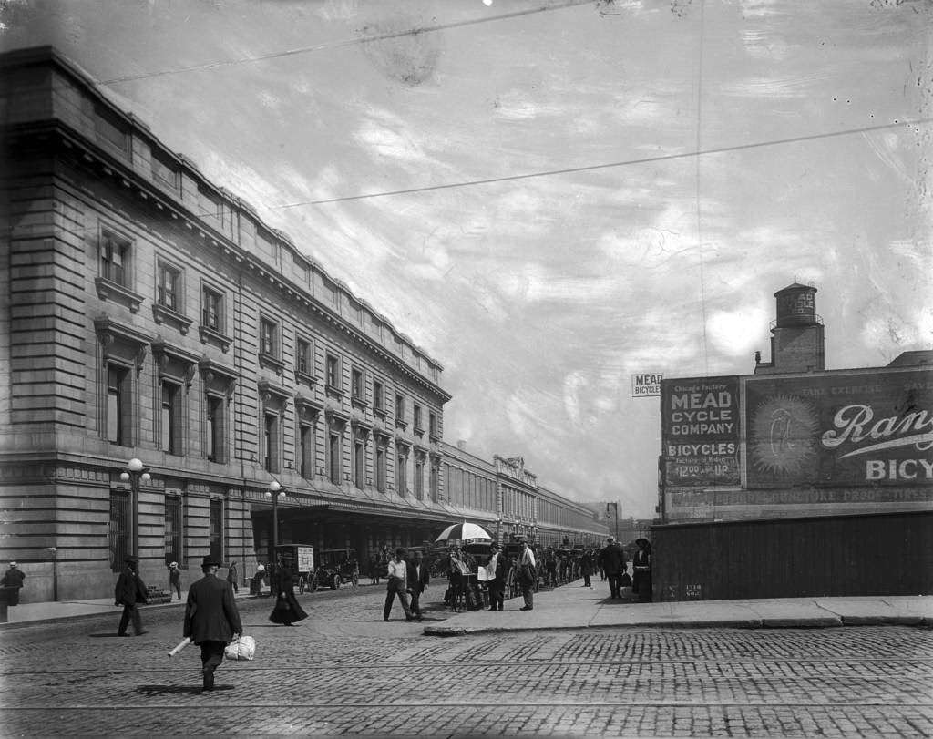 The Chicago &; North Western railroad station with the Mead Cycle Company across the street in Chicago, 1909-1920.