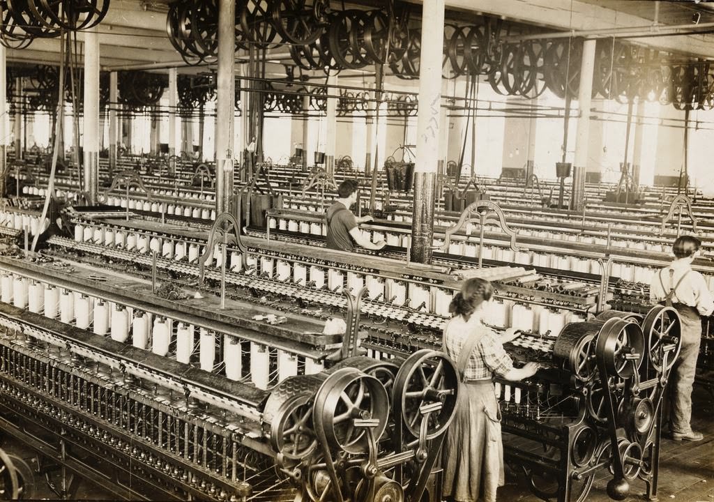 #9 Workers at the weavingmachines in The Flint Cotton Mill. Fall River, USA 1912.