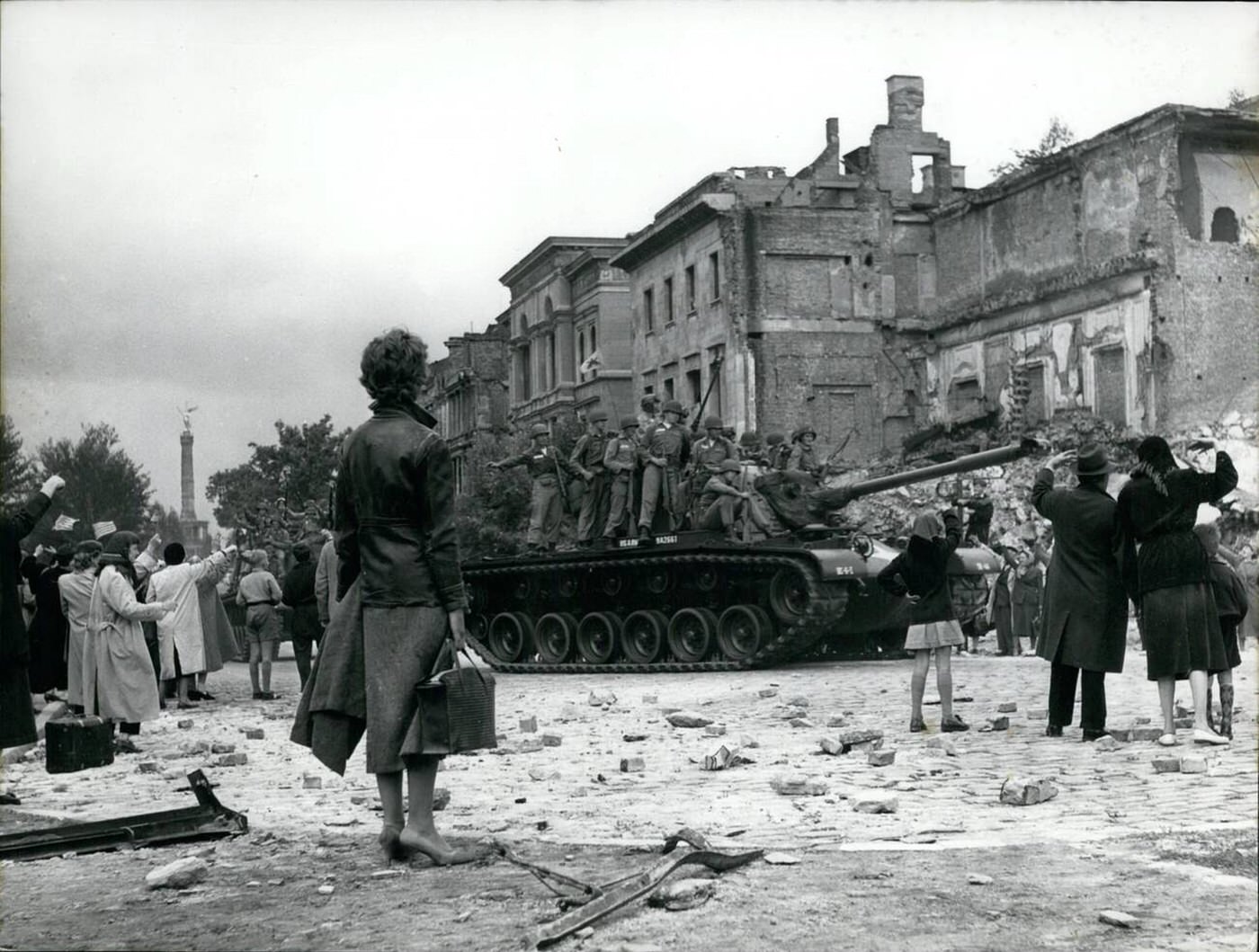 The Americans enter the destroyed Berlin in the film ”Fraeulein”, 1958.
