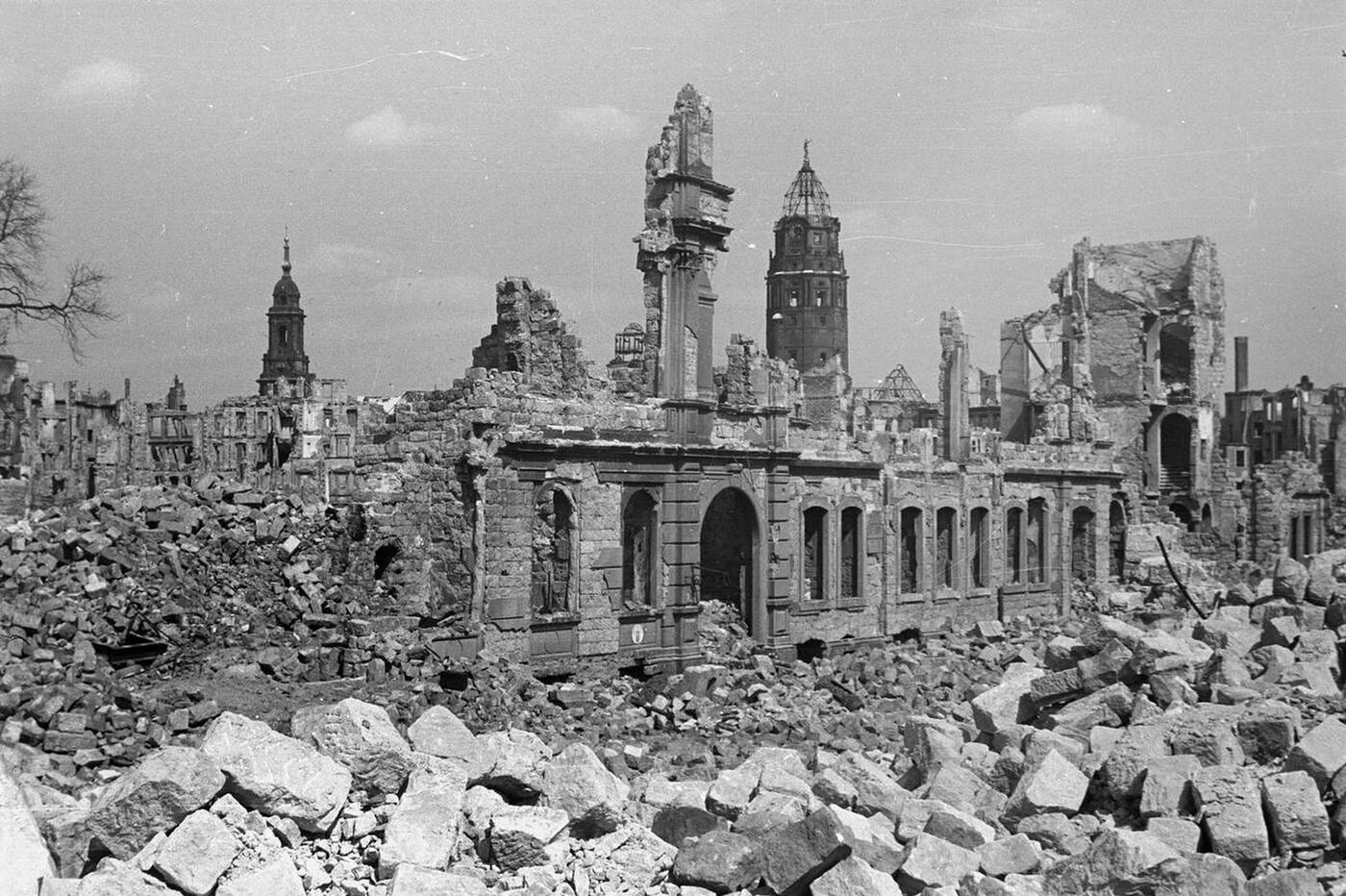 #124 Christianstraße (today Leningrader Straße) with rubble and ruins in Dresden; in the background are the Dresden Kreuzkirche and the New Town Hall, 1946.