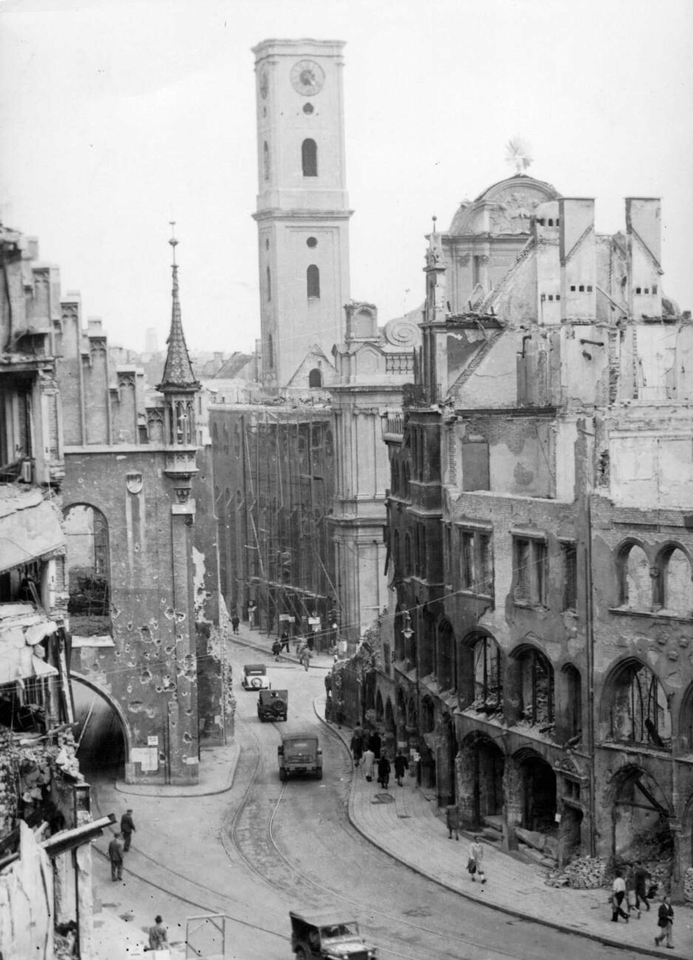 View from the New Town Hall on the Old Town Hall and the Heiliggeistkirche after the Second World War, 1945.