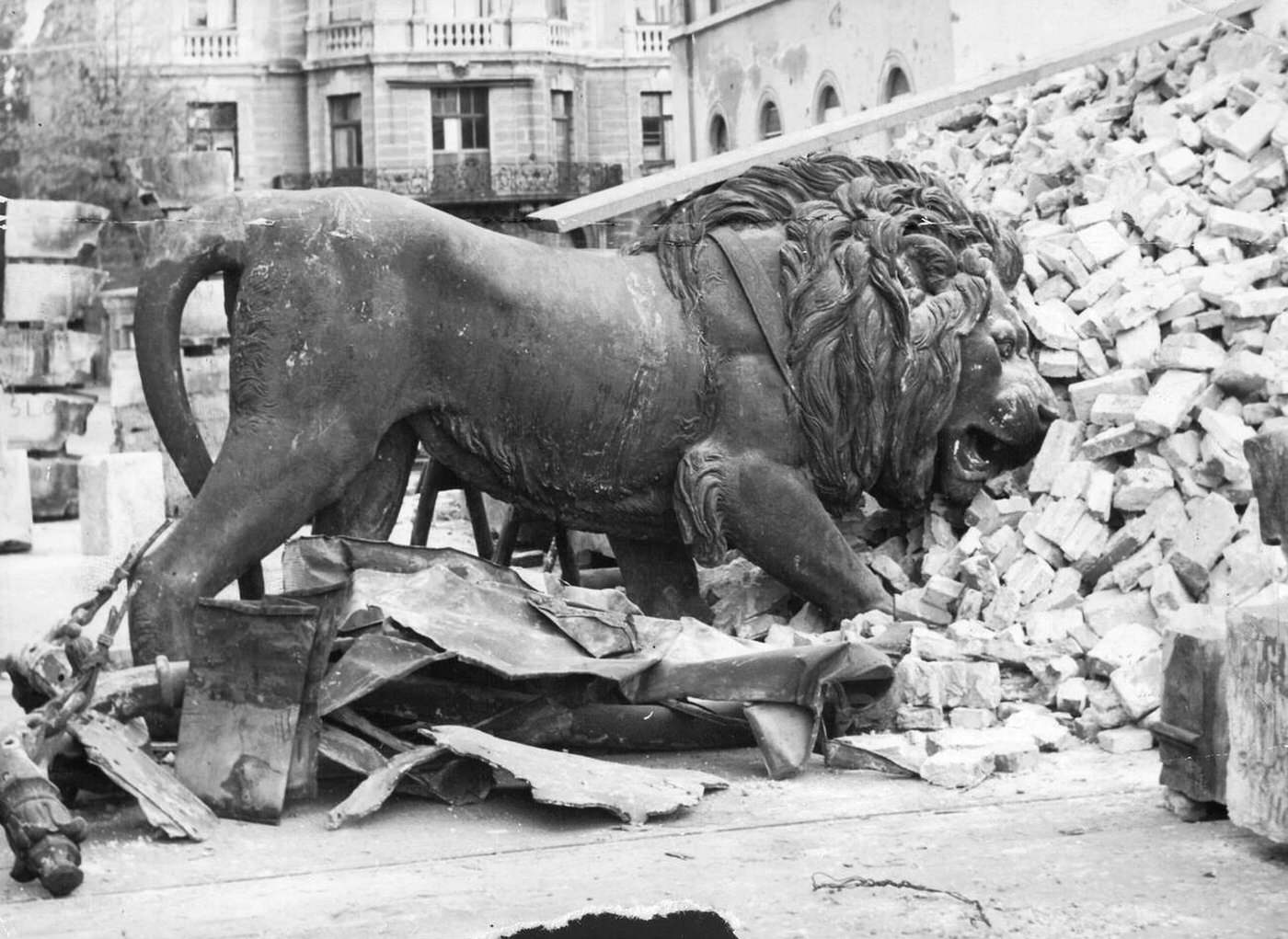 The Bavarian lion from Munich’s Victory Gate in a pile of rubble after the Second World War, 1945.