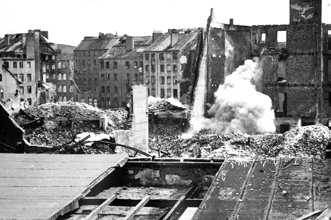 Demolition of a ruin in Hamburg Altona, Pepermölenbek, 1946.