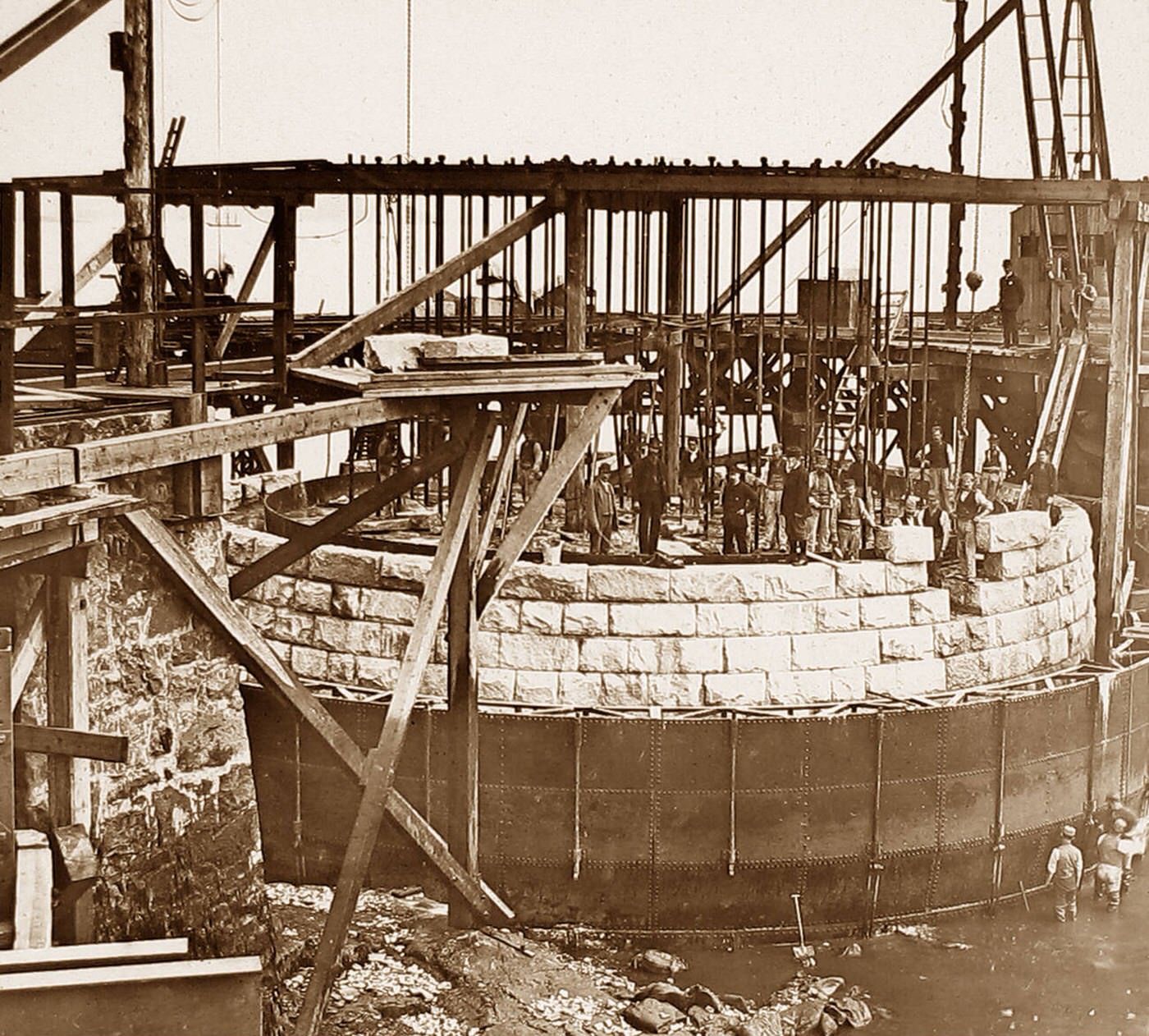 Building the Forth Railway Bridge – main pier, 1890.