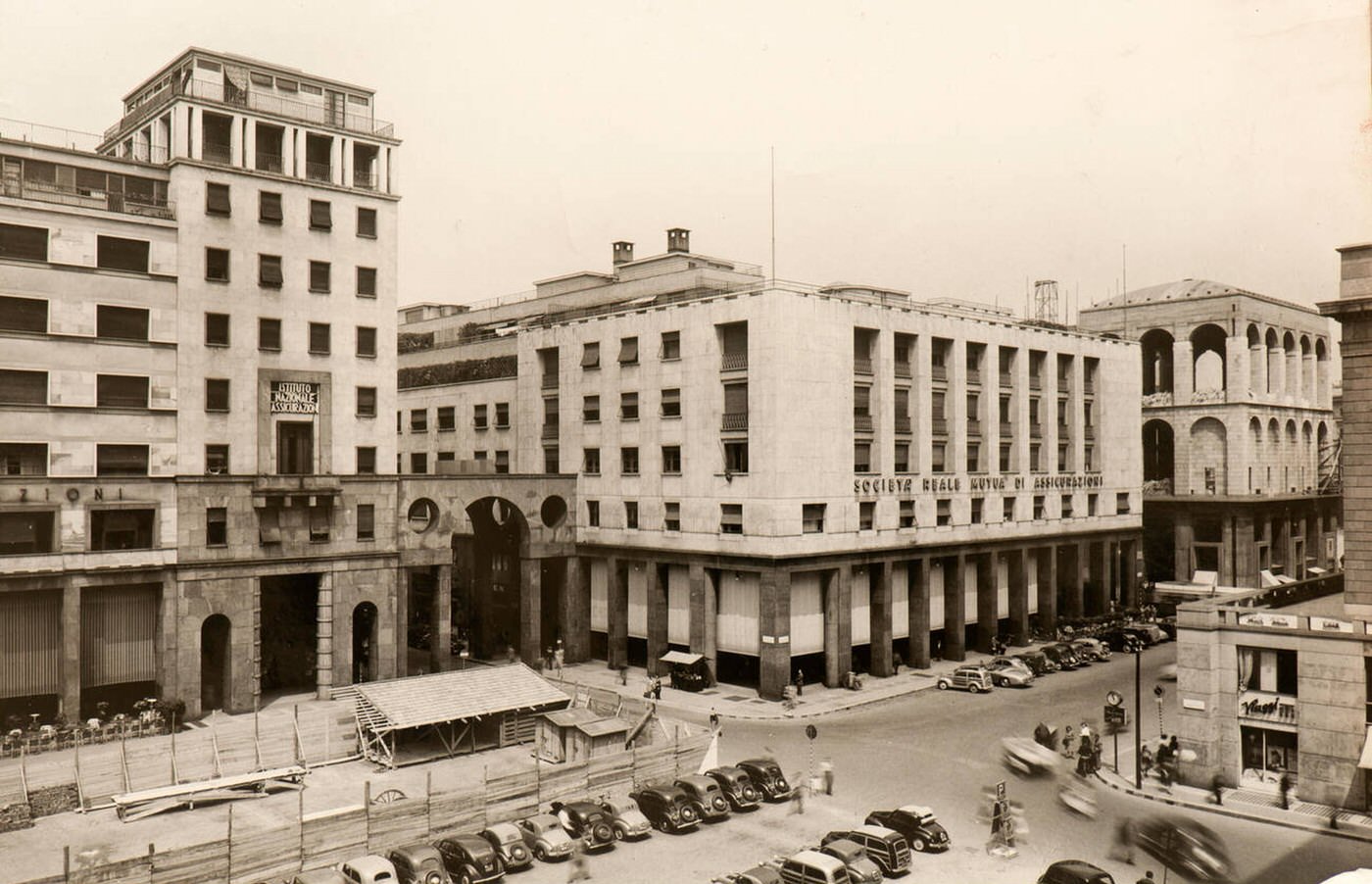 The brand new Diaz square in Milan, 1938.