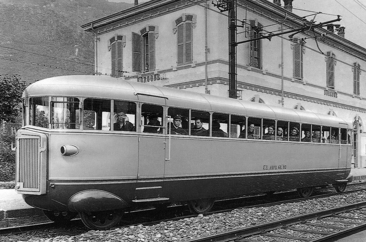 #39 Railcar Fiat Alb 48 Littorina of the Italian State Railways, station Borgone Susa, Piedmont, 1933.