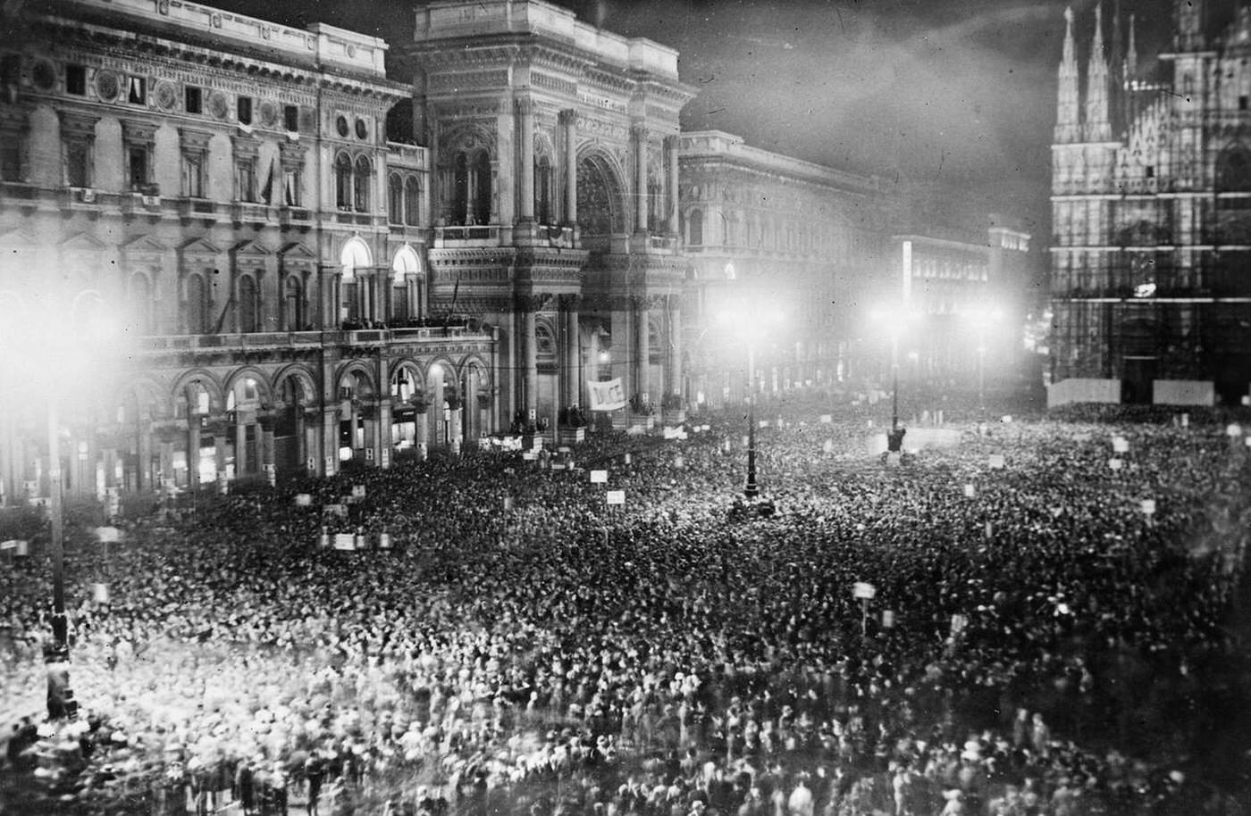 #49 The huge crowd in the Cathedral Square, Milan celebrating the Italian victory at Adowa, 1935.