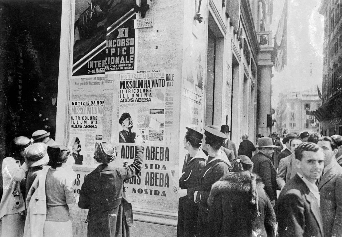 #54 Reading posters announcing the conquest in Rome, 1936.