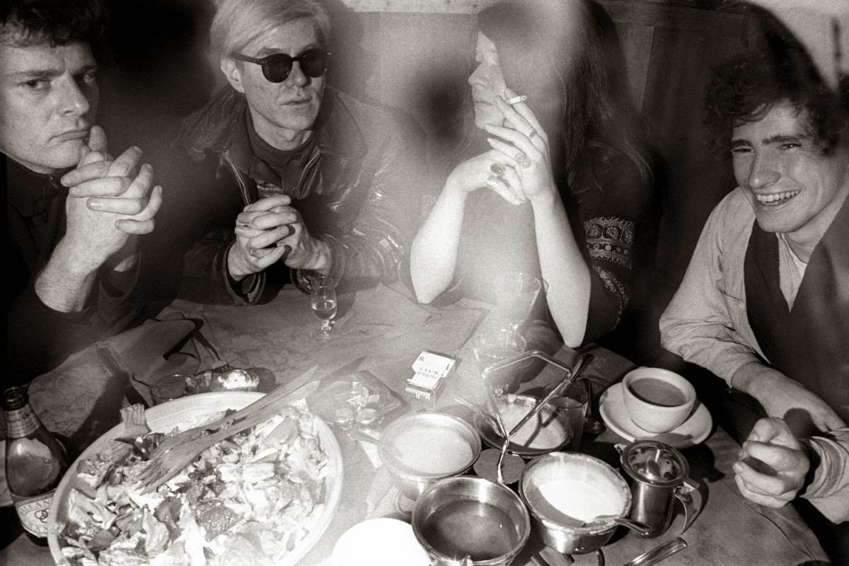 Hanging out in Max’s Kansas City restaurant in New York City. From left to right: Paul Morrissey, Andy Warhol (sunglasses), Janis Joplin and Tim Buckley.