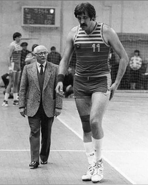 Basketball coach Alexander Gomelsky and his protégé Vladimir Tkachenko, 1986.
