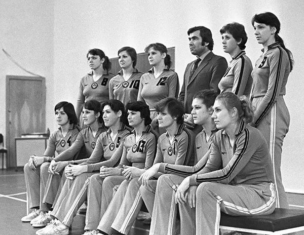 USSR women’s volleyball team with coach Nikolai Karpol, 1982.