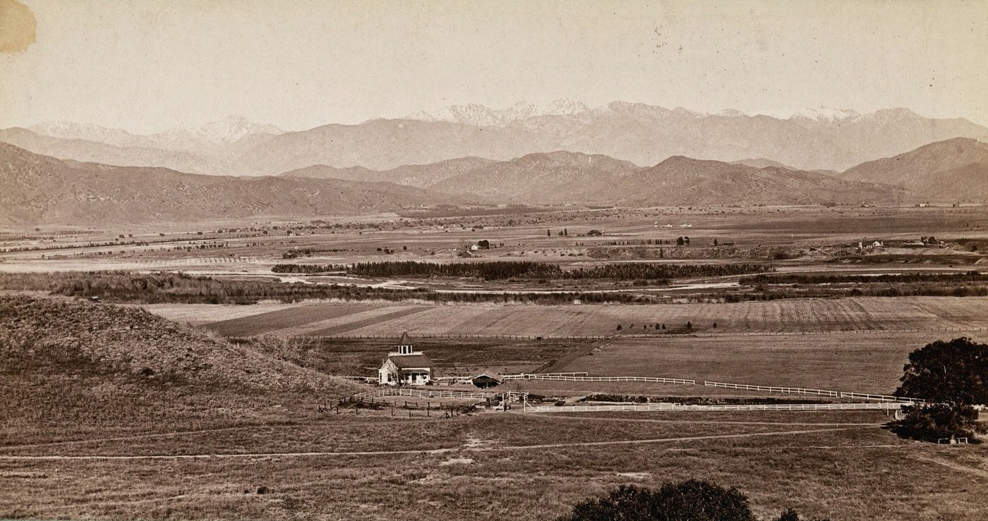 #6 This is the San Fernando Valley around 1890. The Valley now encapsulates parts of Los Angeles, Hidden Hills, and Glendale, as well as the cities of Burbank and San Fernando. It is completely undeveloped here.