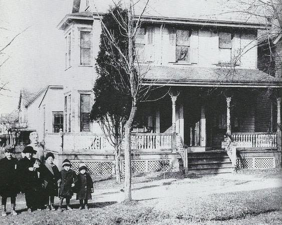 #15 Edith Graham and her children, Donald, Marjorie, Hazel, Kathryn and Malcolm, in Magnolia, 1920.