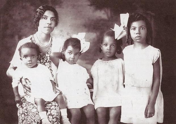 #4 Roselle resident Olive Mae Bond Polk posed with her four daughters, Josephine, Barbara, Gene-Ann and Carolyn, 1932.